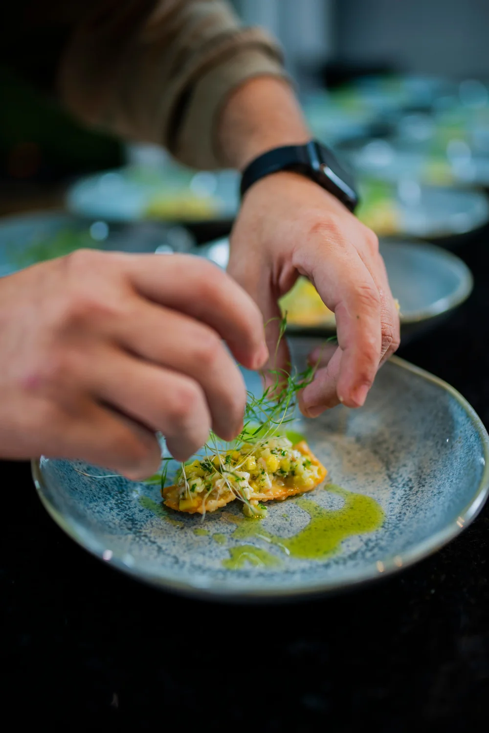 Chef durante l'impiattamento di un piatto